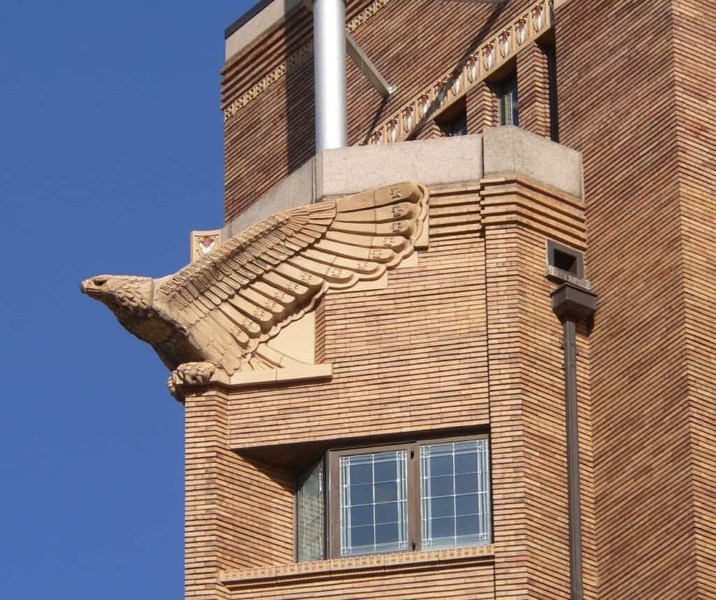 building with eagle carved on outside in Sioux City, Iowa